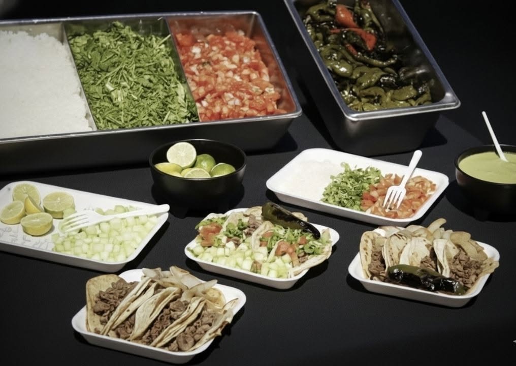 Barra de salsas y verduras frescas para tacos estilo Jalisco en Chihuahua